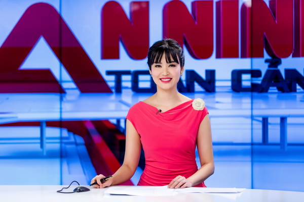 Hoa hậu Thu Thủy làm MC truyền hình chương trình An ninh toàn cảnh (2017).